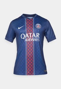 Maillot de football bleu marine avec un motif triangulaire et une bande verticale rouge. Comprend le logo Nike, l'emblème de Paris et le branding de Qatar Airways.