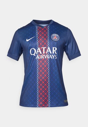 Temno moder nogometni dres s trikotno vzorcem in rdečo vertikalno črto. Vsebuje Nike znak, emblem Pariza in blagovno znamko Qatar Airways.