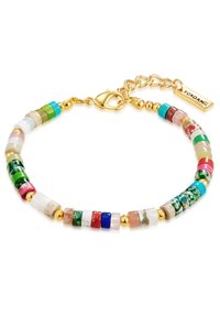 Mehrfarbige Perlenarmband mit goldenen Akzenten; besteht aus verschieden geformten Steinen in lebhaften Farben und Größen, akzentuiert mit goldenen Perlen.