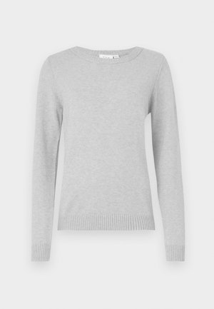 Pulover tricotat de culoare gri deschis, cu mâneci lungi, decolteu rotund, manșete și tiv cu elastic. Textură moale, cu un design simplu și clasic.