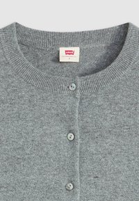 Hellgraue Strickjacke mit Knöpfen, rundem Ausschnitt, geripptem Kragen und Levi's Markenetikett in Größe Small.