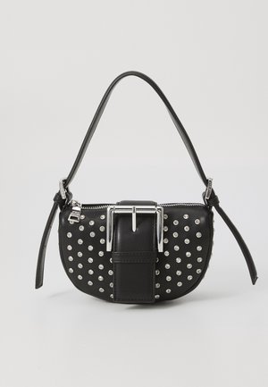 Bolso de hombro de cuero negro con gran hebilla plateada, detalles de tachuelas plateadas y cierre de cremallera, mostrado sobre un fondo gris liso.