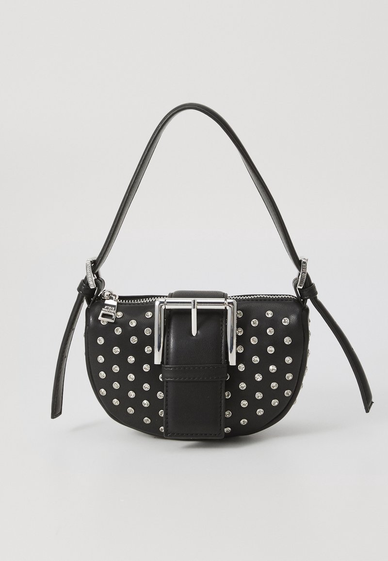 Sac à épaule en cuir noir avec grande boucle argentée, clous argentés et fermeture éclair, présenté sur fond gris uni.