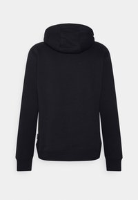 Sudadera negra con una textura suave, mangas largas y un ajuste ceñido. Cuenta con una capucha con cordón y dobladillo y puños acanalados para mayor comodidad.
