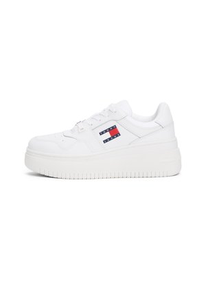 Hvid lavtop sneaker med tyk sål, snørelukning foran og Tommy Jeans logo på sidelæg.