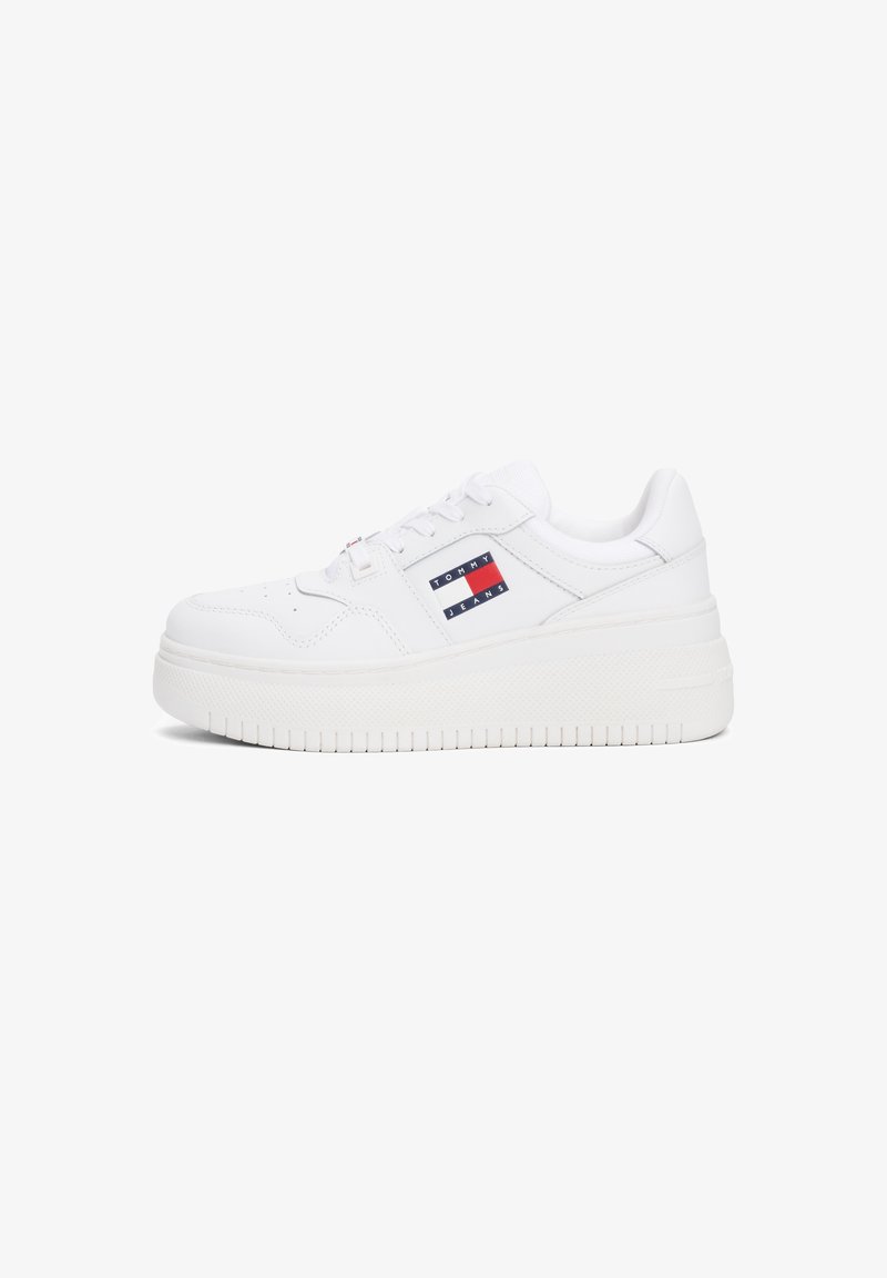 Baskets basses blanches avec semelle épaisse, lacets à l’avant et logo Tommy Jeans sur le panneau latéral.