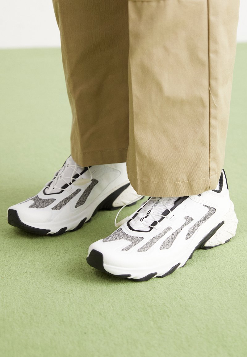 Salomon SPEEDVERSE PRG UNISEX - Trainers - white/vanilla ice 