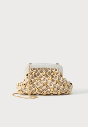 Pochette beige tissée avec des ornements de perles dorées, un cadre blanc imitant le marbre, et une fine bandoulière en chaîne dorée sur un fond blanc uni.