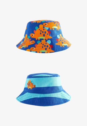 Due cappelli a secchi reversibili: uno presenta tartarughe arancioni su sfondo blu, l'altro ha strisce blu con una applicazione di tartaruga arancione. Materiale in cotone.