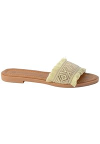 Tan platte slide sandaal met een textuur, geweven gele stofband met franjes en geometrische patronen. Rubberen zool voor comfort.