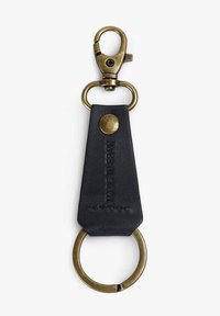 Llavero de cuero negro con un clip y anillo de latón. Presenta texto grabado, textura suave y costura reforzada en la pestaña de cuero.