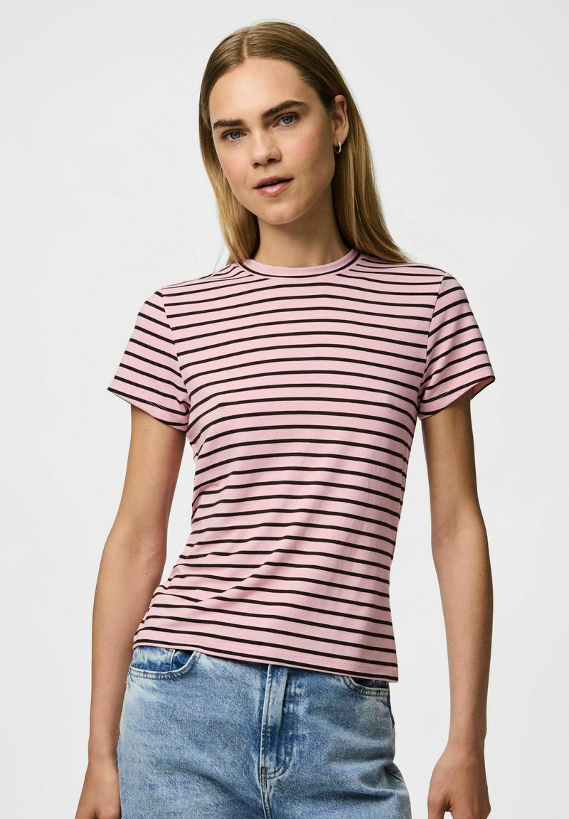 Rozā svītraina t-krekls ar īsām piedurknēm, apaļu kakla izgriezumu, ar melnām horizontālām svītrām, viegls audums un pieguloša forma.