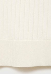 Prążkowana dzianina w kolorze off-white, charakteryzująca się gładką strukturą i szerokim, kontrastowym prążkowanym wykończeniem na dole.