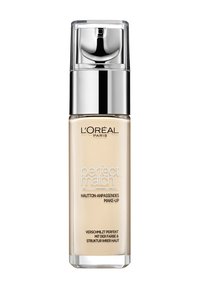 L'Oréal Paris Perfect Match foundation i en genomskinlig glasflaska med en silverpump. Ljusbeige vätska, märkt med vit och svart text.