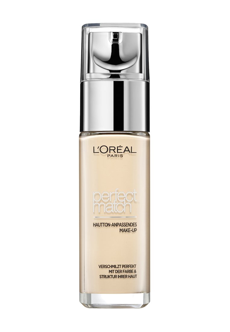 L'Oréal Paris Perfect Match foundation i en genomskinlig glasflaska med en silverpump. Ljusbeige vätska, märkt med vit och svart text.
