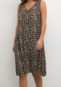 Ärmelloses Kleid mit Leopardenmuster und V-Ausschnitt, aus weichem Stoff, lockerer Passform und gerafftem Detail am Ausschnitt.