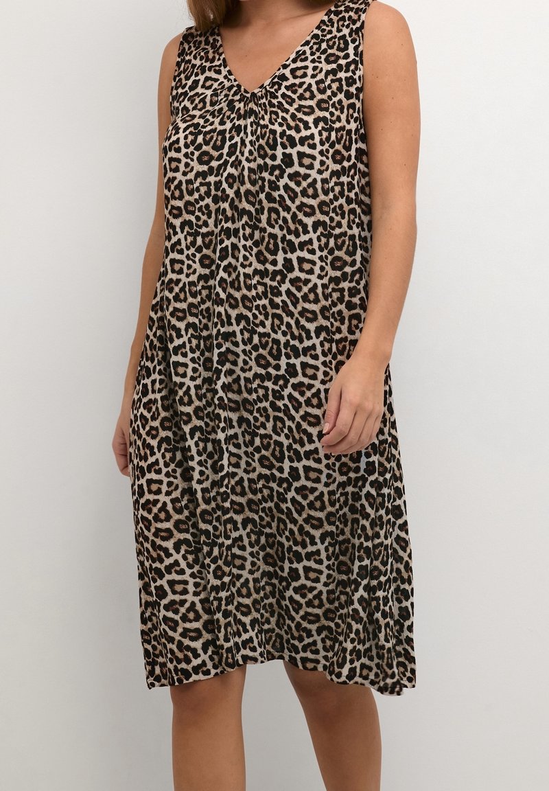 Ärmelloses Kleid mit Leopardenmuster und V-Ausschnitt, aus weichem Stoff, lockerer Passform und gerafftem Detail am Ausschnitt.