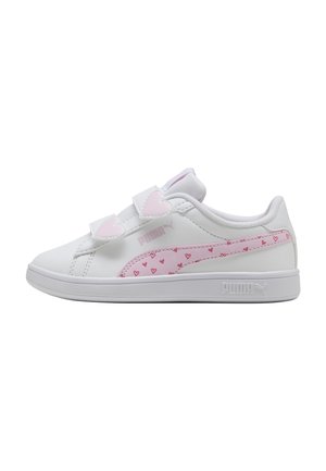 Hvid sneaker med pink hjerteformede velcrolukninger og pink sidestreg dekoreret med små hjerter, Puma-logo på sål og side.