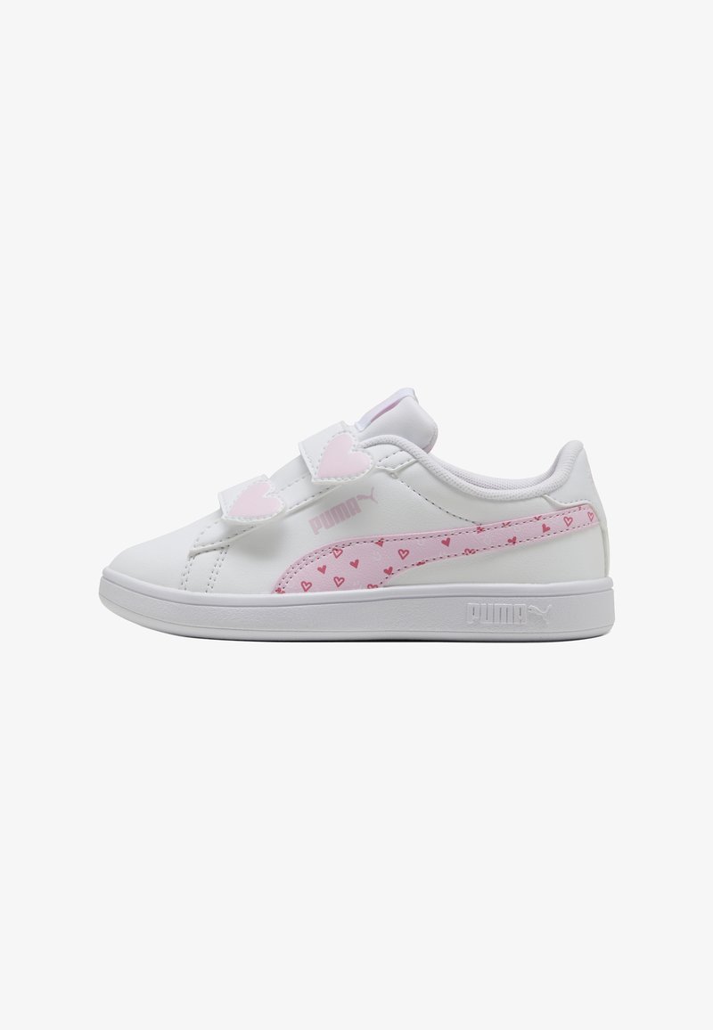 Sneakers bianche con strisce di Velcro a forma di cuore rosa e striscia laterale rosa decorata con piccoli cuori, logo Puma sulla suola e sul lato.