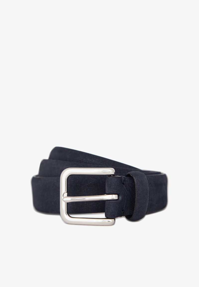 Ceinture en daim bleu marine avec une boucle rectangulaire en argent, présentant une texture lisse et trois couches de matériau repliées.