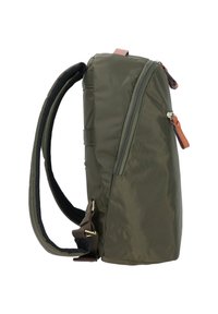 Zaino verde oliva realizzato in nylon resistente. Presenta chiusure a zip, dettagli in pelle e spallacci in rete imbottita per il comfort.