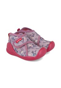 Zapatitos para toddlers de color púrpura claro con suelas rosas, patrones de unicornio y arcoíris, y correas de velcro etiquetadas como "biomecanics."