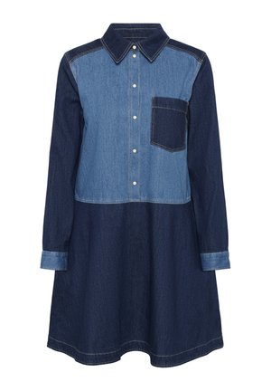Vestido de mezclilla con mangas largas, botones a presión en la parte delantera, paneles contrastantes en azul claro y oscuro, cuello puntiagudo y bolsillo oscuro en el pecho del lado izquierdo.
