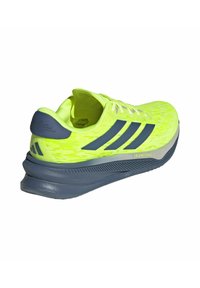 Chaussure de running Adidas avec une tige jaune vif et des accents marine, en matériau en maille léger, avec une semelle rembourrée et un talon texturé.