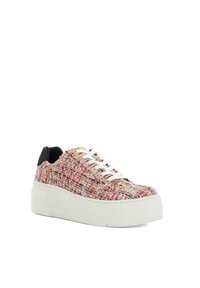 Platform sneaker met een meerkleurige tweed bovenkant, witte rubberen zool en zwarte hakaccent. Heeft witte veters en een gestructureerd oppervlak.