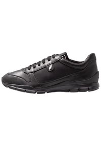 Sneaker in pelle nera con punta arrotondata, suola piatta in gomma e chiusura con lacci. Presenta dettagli di cucitura discreti e un piccolo logo sul lato.