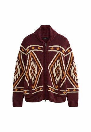 Burgunderfarbener Strickcardigan mit geometrischen Mustern in Creme, Gelb und Braun. Verfügt über einen hohen Kragen und einen Reißverschluss vorne. Grobe Textur.