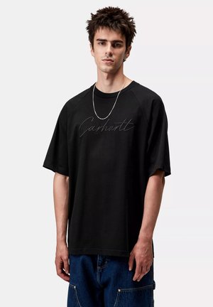 Czarny T-shirt z krótkim rękawem i okrągłym dekoltem, z subtelnym szarym logo Carhartt. Materiał wydaje się gładki i miękki w fakturze.