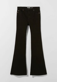 Jeans acampanados negros con una cintura de altura media, hechos de tela de denim. Presentan detalles de botones de cobre y un corte recto hasta la rodilla.