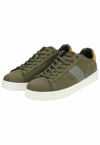 Grüne Leder Low-Top Sneakers mit strukturiertem Finish, weißer Gummisohle und grauen Streifenverzierungen an der Seite. G-Star Raw-Logo sichtbar.