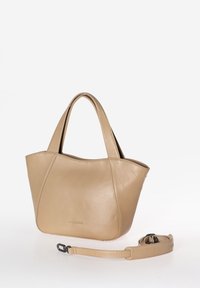 Borsa tote in pelle beige con doppi manici e una tracolla rimovibile. Presenta una superficie liscia e un design minimalista e arrotondato.