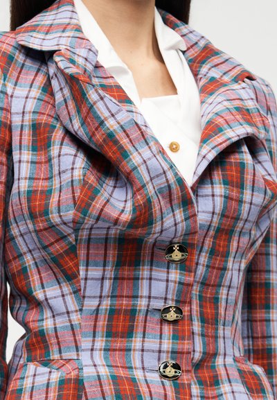 Καρριωτό σακάκι σε αποχρώσεις του μωβ, κόκκινου και πράσινου, με γιακά με σχισμή, μπροστινά κουμπιά με λογότυπο και υφή υφάσματος.