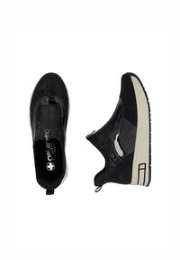 Paire de baskets noires à enfiler avec fermeture éclair sur le dessus, panneaux texturés et brillants, et semelles blanches épaisses, vues de dessus et de côté.