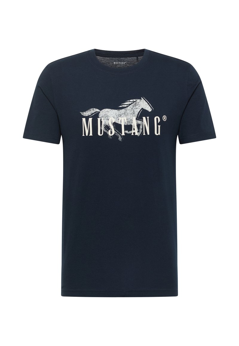Camiseta de algodón azul marino con un gráfico de un caballo corriendo y la palabra "MUSTANG" en blanco, con un diseño clásico de cuello redondo.