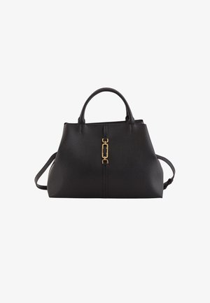 Bolso de mano de cuero negro texturizado con dos asas, una correa de hombro desmontable y detalle de cadena rectangular dorada en la parte frontal.