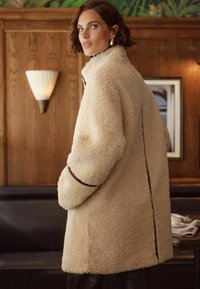 Love & Roses BORG FUNNEL NECK MID LENGTH  - Ziemas mētelis - cream