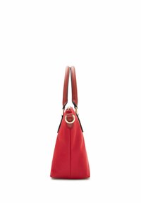 Rote Lederhandtasche mit dreieckiger Form, ausgestattet mit einem einzelnen Griff und einem runden Ringakzent nahe der Oberseite. Strukturierte Oberfläche.