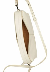 Crème-kleurige leren crossbody tas met een gladde textuur, ritssluiting en een verstelbare schouderband. De binnenkant is warm bruin.