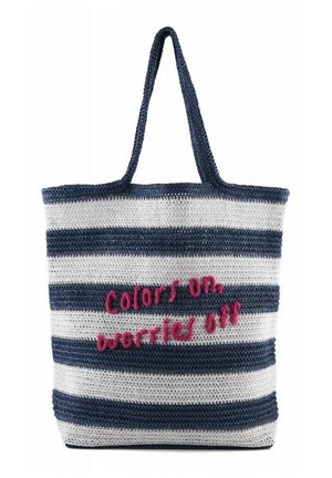 Borsa a rete all'uncinetto a righe blu e bianche con testo ricamato rosa "Colors on, worries off" e due spallacci.