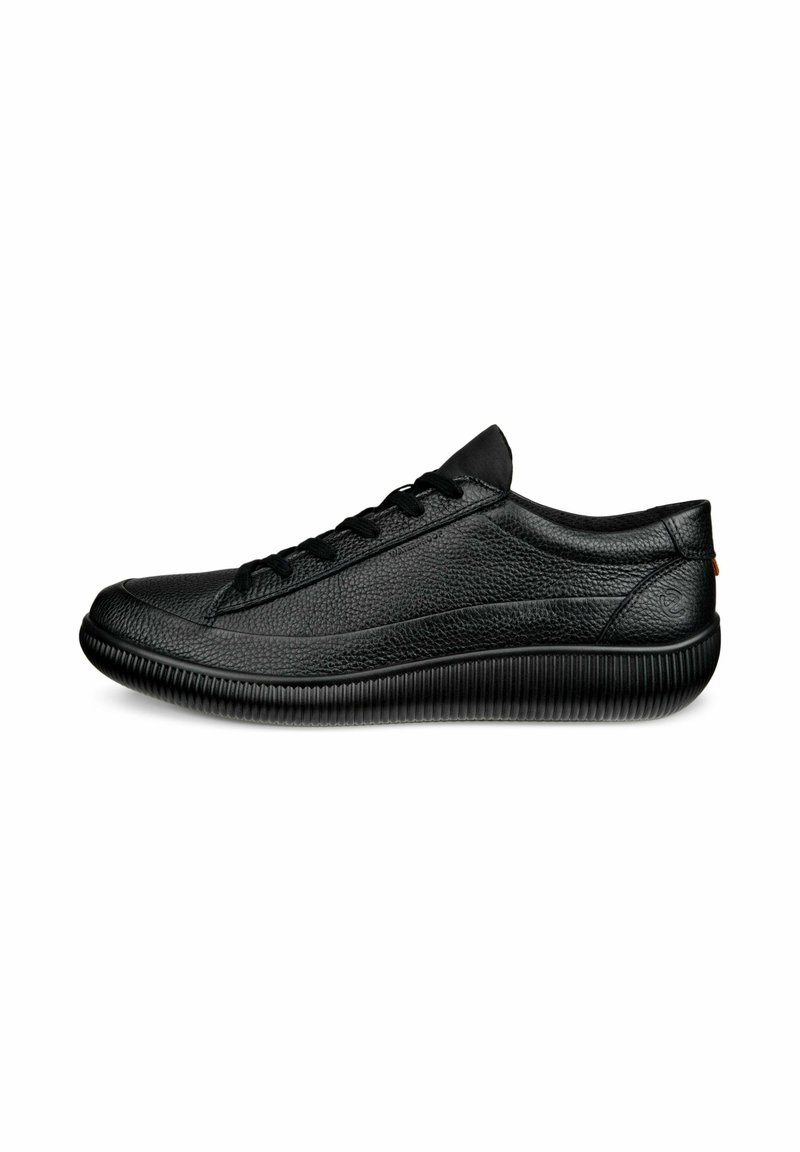Sneakers in pelle nera con superficie testurizzata, suola piatta in gomma e design con lacci. Caratteristiche includono punta arrotondata e minimal branding.