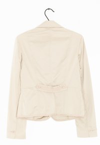 Béžová lehká bunda s dlouhými rukávy, strukturovanými rameny, dvěma knoflíky vzadu a hladkým, mírně lesklým povrchem.