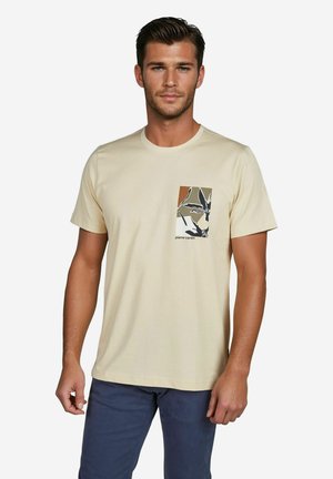 Beige katoenen T-shirt met een ronde hals en korte mouwen, met een vierkante zakontwerp in een zwart- en bruinbladpatroon.