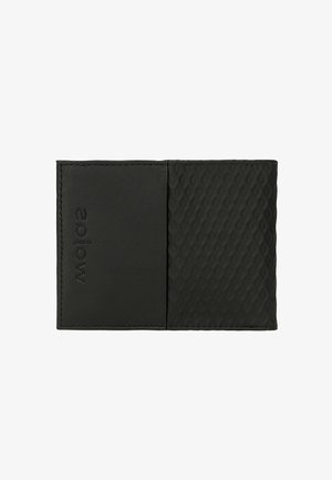 Zwarte leren portemonnee met een gladde kant en een gestructureerde kant met een ruitpatroon. Subtiele geperste logo-details aan één kant.