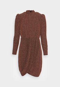 Robe couleur rouille en tissu texturé avec un col haut, des manches longues et un design à l'avant drapé. Présente un motif subtil.
