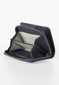 Portafoglio in pelle blu navy con chiusura a zip, dotato di due scomparti e una fodera in tessuto a righe. Texture liscia con dettagli di cucitura visibili.
