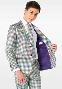 Traje iridiscente con un patrón de cuadrícula en colores plateados y pasteles. Presenta dos botones, solapas con muesca y un forro morado. Incluye una corbata a juego.